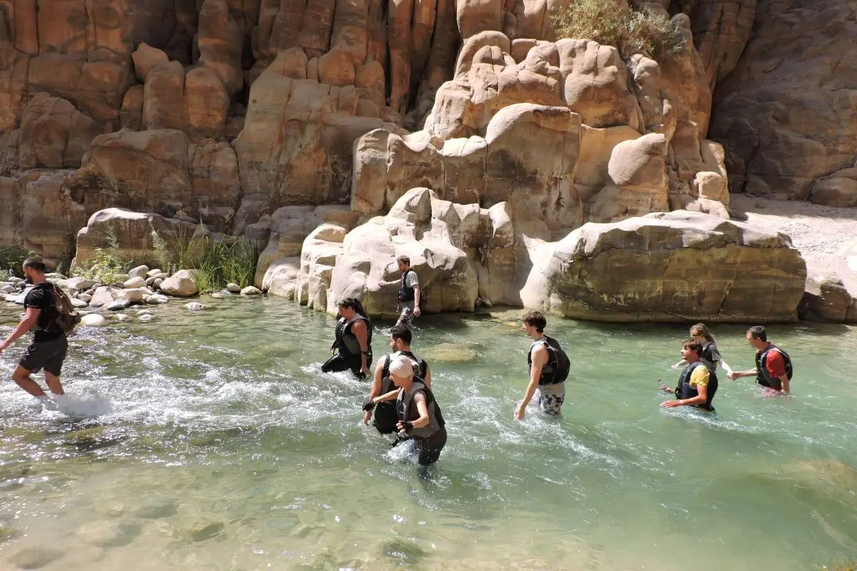 hike wadi mujib door water jordaie
