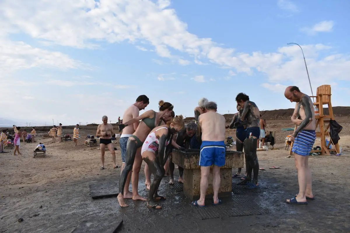 modder smeren op huid dode zee jordanie