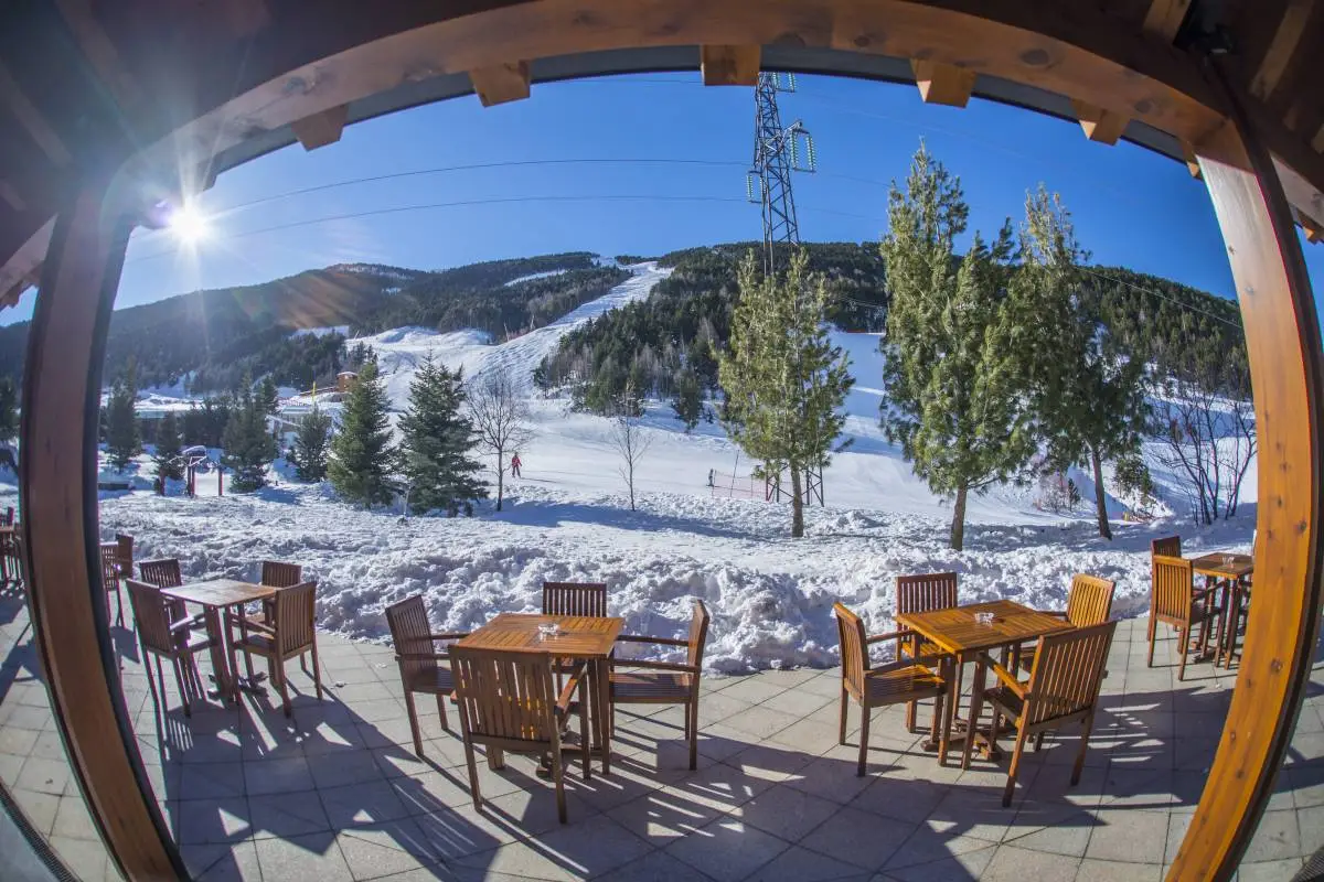 uitzicht vanuit hotel op de piste andorra